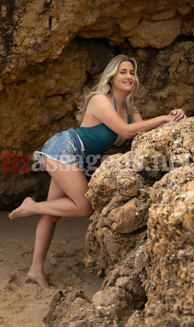 Foto vertical Massagista Júlia LeBlanc
